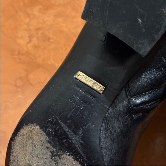 Gucci Black Leather Shoe with Gold Detail - Picture 12 of 16
